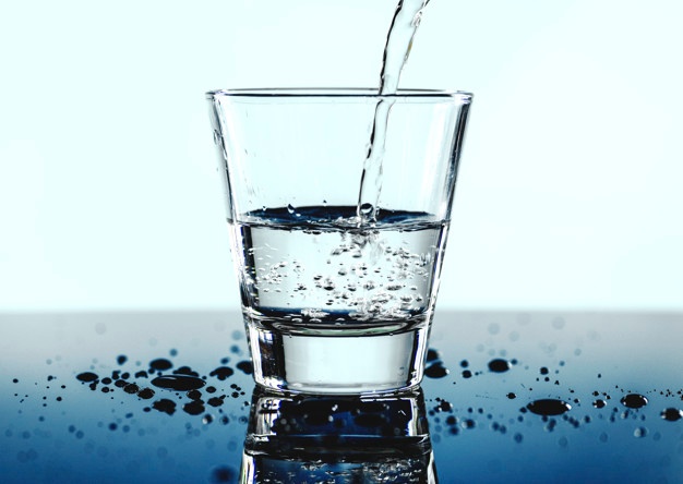 vaso-agua-macro-disparo_53876-32234.jpg